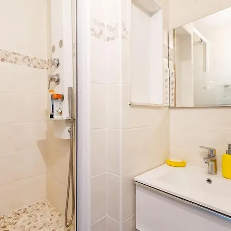 1 Bedroom/clim/wifi, St Michel Station