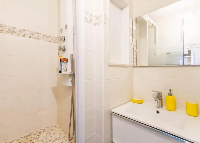 1 Bedroom/clim/wifi, St Michel Station